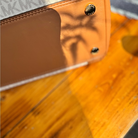 Michael Kors Rosemary Large Shoulder Tote – Vanilla/Acorn Logo Canvas - Picture 5 of 10